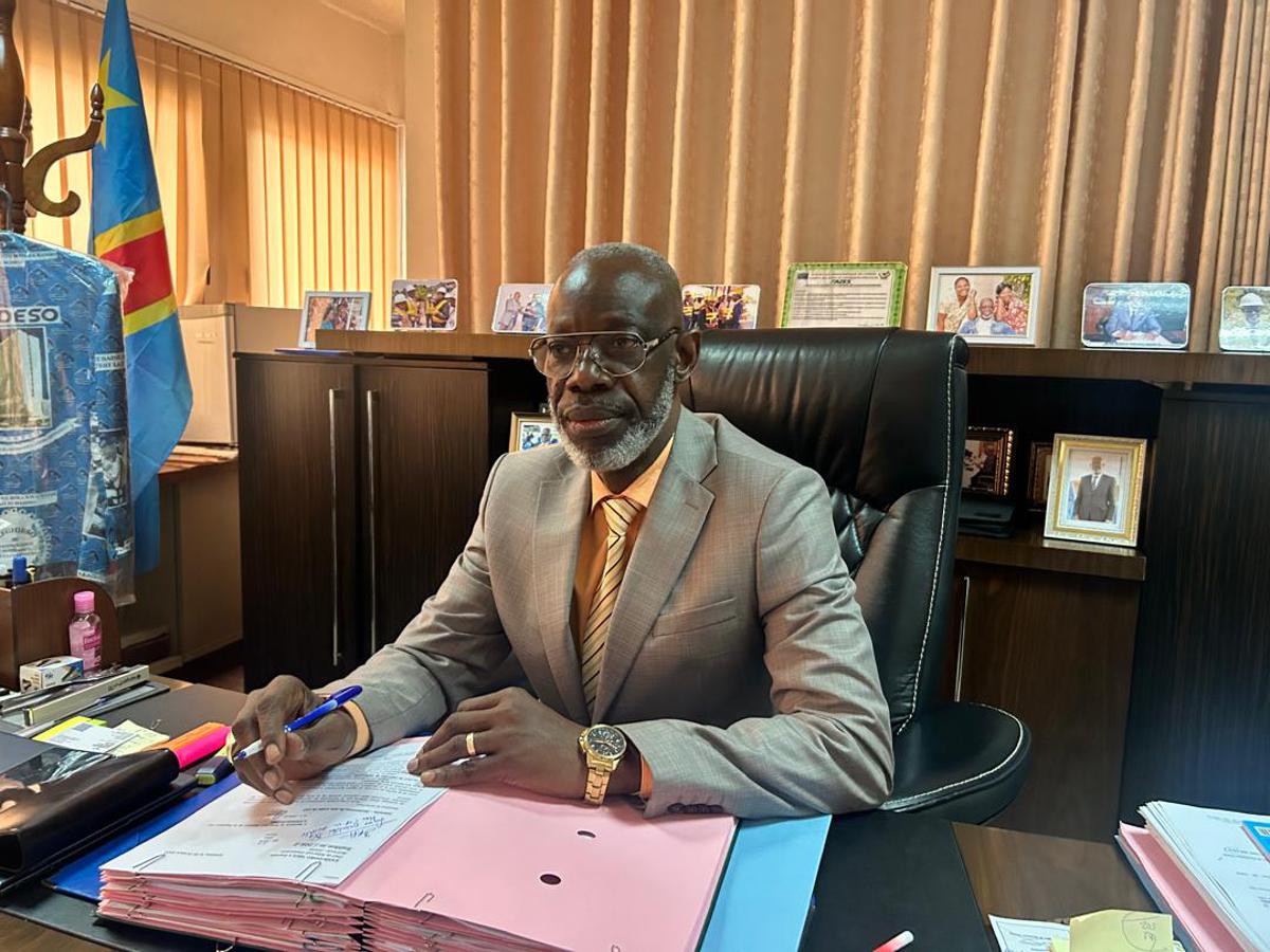 Le Directeur général adjoint de la REGIDESO, Jean-Bosco Mwaka, lundi 27 octobre 20255, dans son bureau de travail, à la Gombe.<br />Radio Okapi/Ph. Blaise Shindani Kambala.