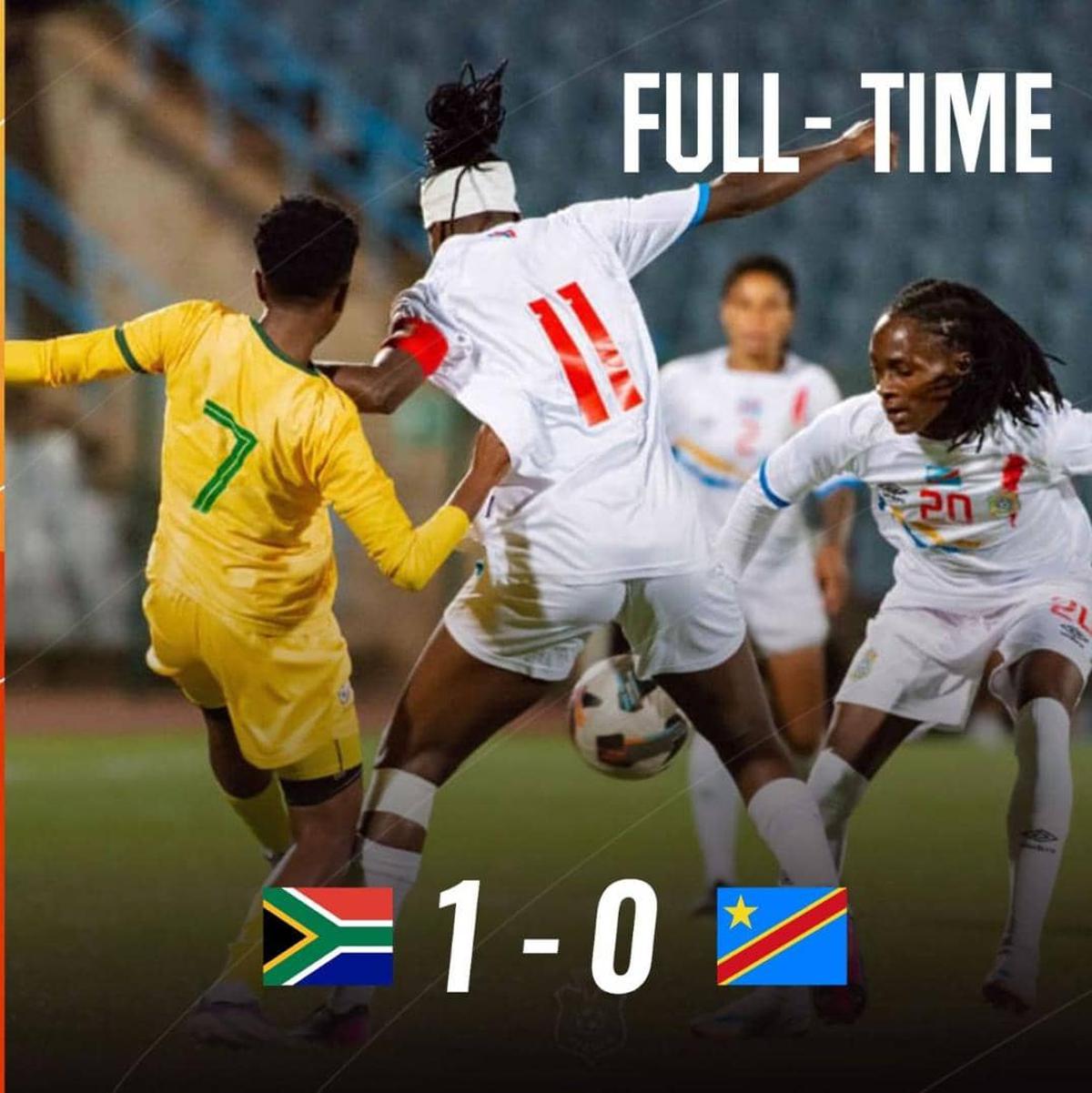 Une joueuse sud-africaine aux prises avec trois Congolaises, mardi 28 octobre 2025, lors du match retour de la phase des éliminatoires de la CAN 2026.<br />Photo/Cellcom FECOFA.