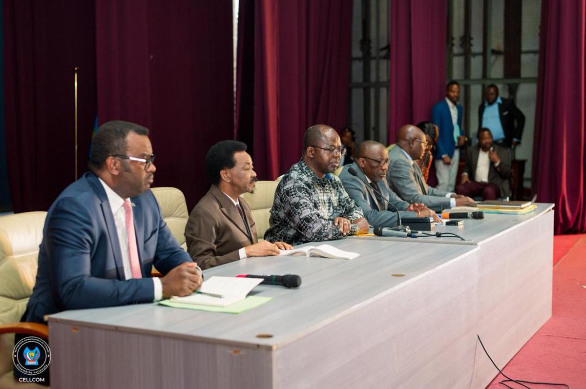 Des membres du bureau de l'Assemblée nationale accompagnés et le ministre de la Fonction publique échangent avec le personnel administratif de l’Assemblée nationale. 29 octobre 2025<br />Grâce Amzati, Radio Okapi 20251029134301743323_WhatsApp_Image_2025-10-29_at_9.33.10_AM.jpeg?imgmax=1200