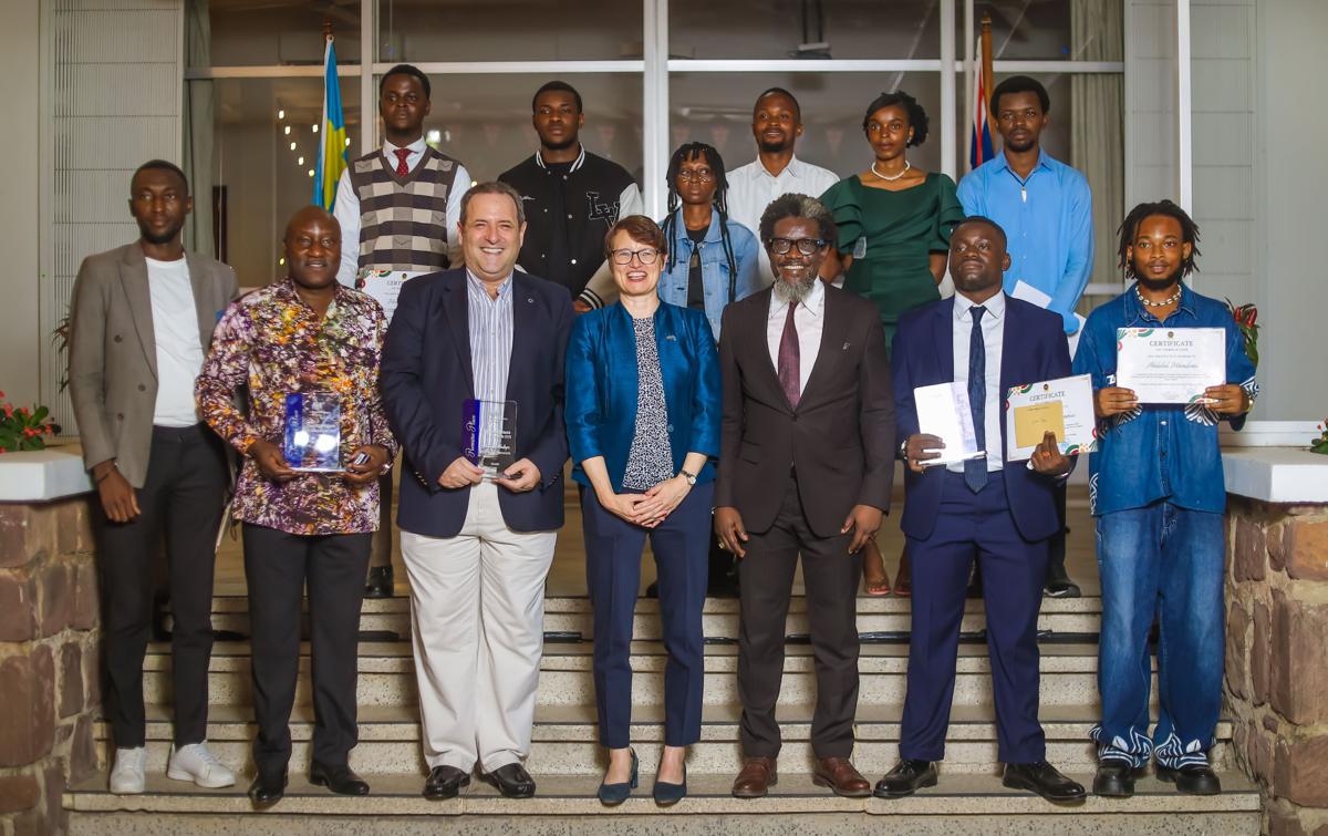Les lauréats de la 2ᵉ édition du concours d’art du Black History Month ont posé, jeudi 30 octobre 2025, avec l'ambassadrice du Royaume Unis, Alyson King, à Kinshasa.<br />Photo/ambassade du RU.
