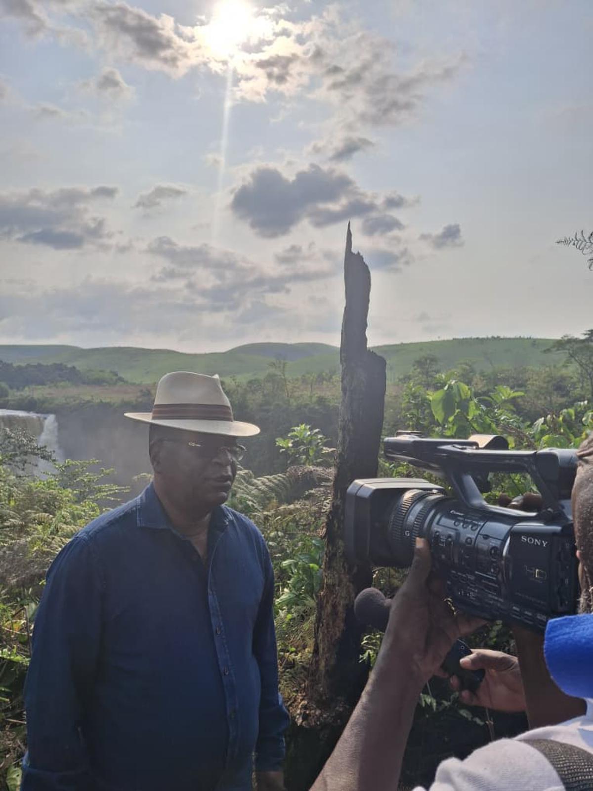 Visite des chutes Lupens à Kitona, village situé à 120 kms du territoire du Masi Manimba ( Kwilu) avec le sénateur Jean Philbert Mabaya qui porte un plaidoyer pour la construction d'un barrage hydroélectrique dans ce site, le 09 octobre 2025. <br />Radio Okapi/Ph. Taty Mapuku