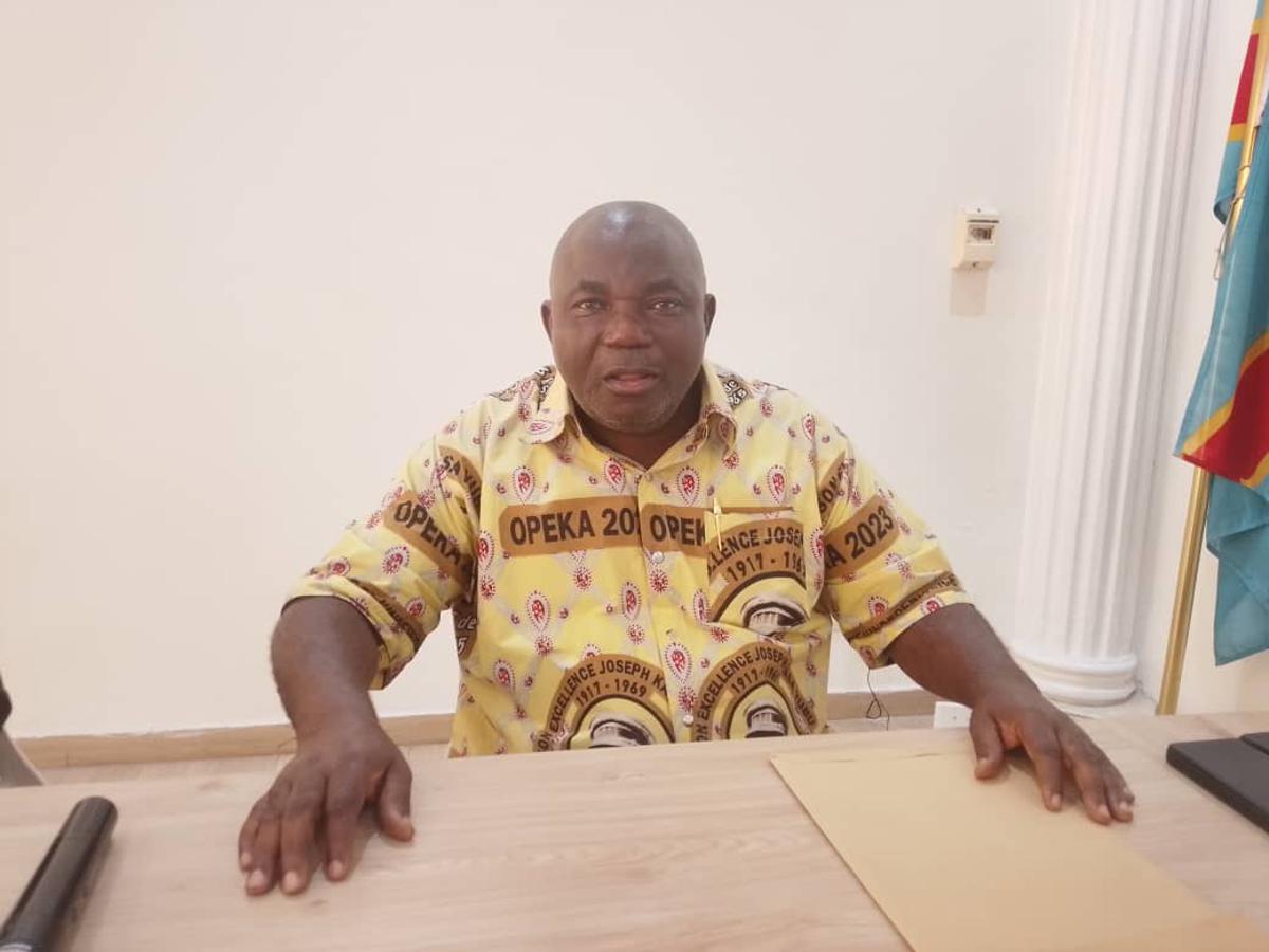 Joseph Mabanga, porte-parole des notables issus de 366 groupements du Kongo-Central, lundi 3 novembre 2025, lors d'un point de presse, à Kinshasa.<br />Radio Okapi/Ph. Blaise Ndongala Mayanda.