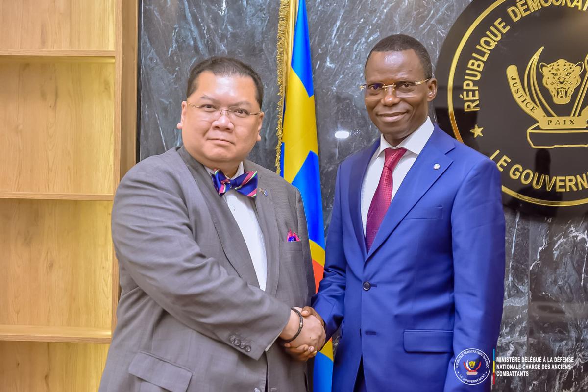 L’ancien envoyé spécial des États-Unis pour la région des Grands Lacs et du Sahel, Peter Pham, échange le 4/11/2025 le ministre délégué à la Défense nationale, chargé des anciens combattants, Eliezer Ntambwe.<br />Ministère de la Défense nationale