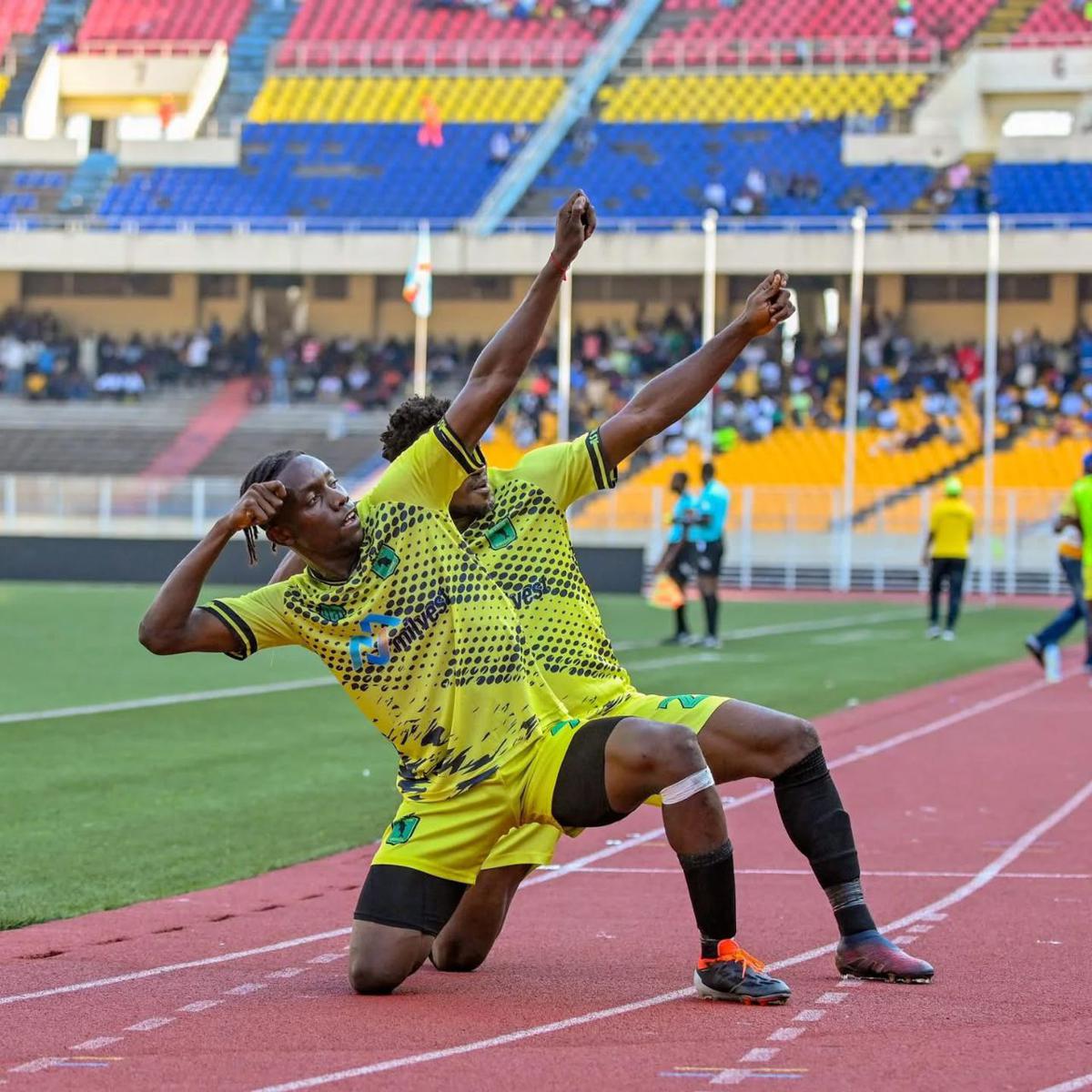 Deux joueurs de l'AS VClub célèbrent le but de leur équipe, mercredi 5 novembre 202, face au FC Renaissance, au stade des Martyrs de Kinshasa.<br />Photo/Cellcom VClub.