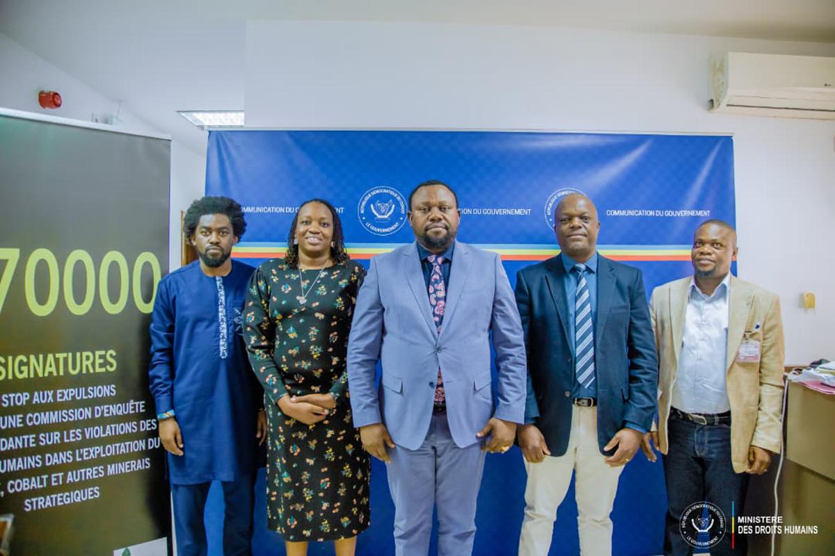 Le ministre des Droits humains, Samuel Mbemba pose, jeudi 6 novembre 2025, avec les membres d'une délégation de l'ONG Amnistie internationale, à Kinshasa.<br />Photo/Cellcom ministère des DH.