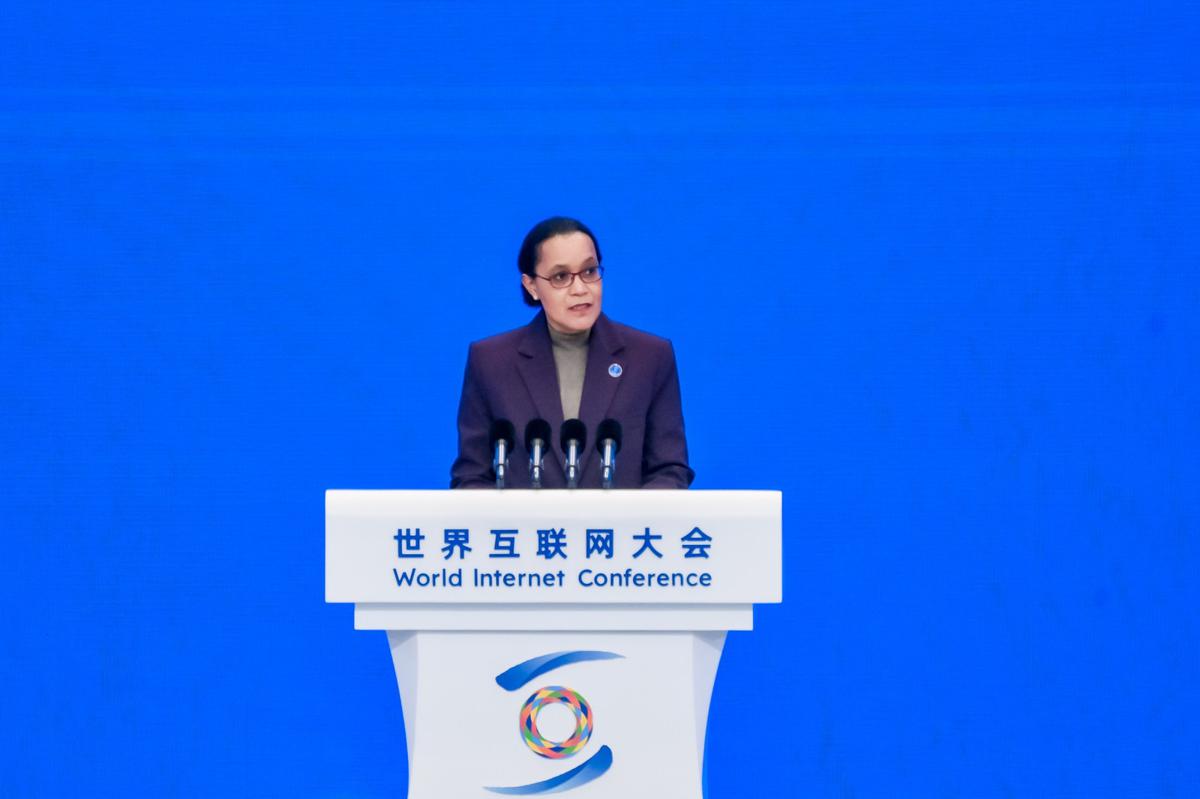 La ministre d’ÉEat, ministre de l’Éducation nationale, Raïssa Malu, lors de son intervation, vendredi 7 novembre 2025, au Sommet mondial de l’Internet, au Wuzhen Conference Hall en Chine.<br />Photo/Cellcom du ministère de l'Education nationale.