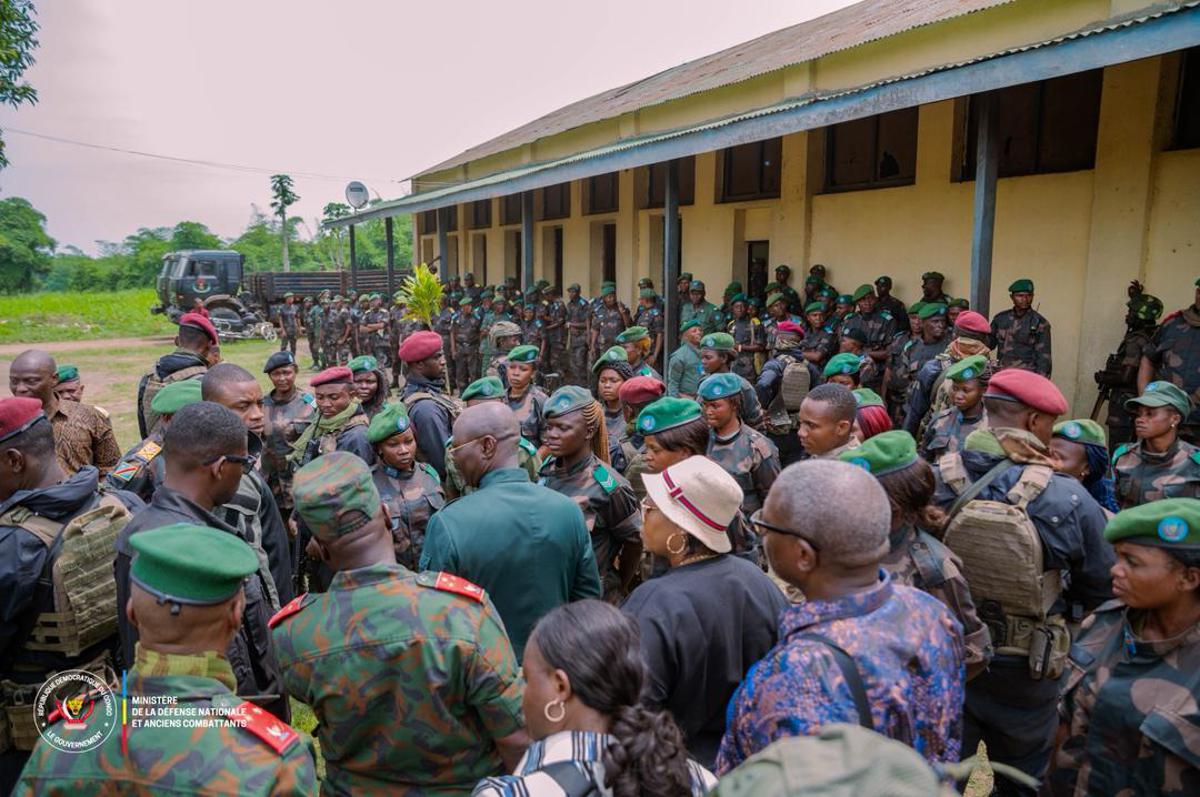 Le vice-Premier ministre de la Défense nationale, Guy Kabombo Muadiamvita échange avec les recrues, au Camp Bahuma, à Kisangani (Tshopo).<br />Photo/Cellcom VPM de la Défense nationale.