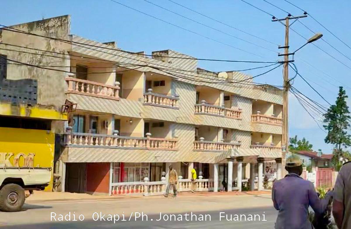 Vue extérieure d'un hôtel de Mbuji-Mayi dans le Kasaï-Oriental. Octobre 2025<br />Radio Okapi/Ph. Jonathan Fuanani