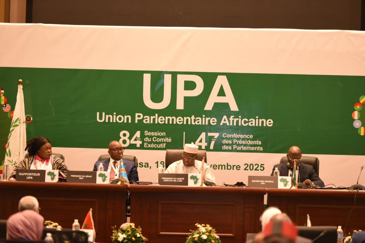 Tribune de la 84ᵉ session du Comité exécutif de l’Union parlementaire africaine (UPA), ouverte mardi 18 novembre 2025, à Kinshasa.<br />Photo/Salomon Bolanpatshi.