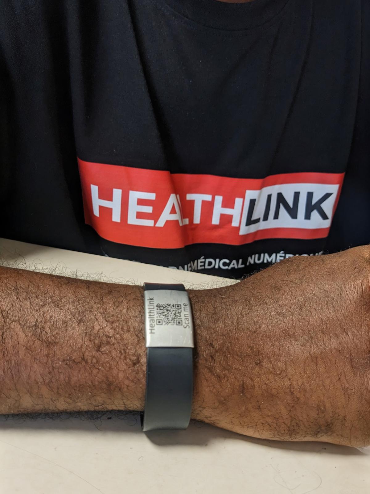 Bracelet médical intelligent baptisé HealthLink, développé par la startup Kilovolts de Goma. Novembre 2025.<br />Photo Radio Okapi/Rosalie Zawadi