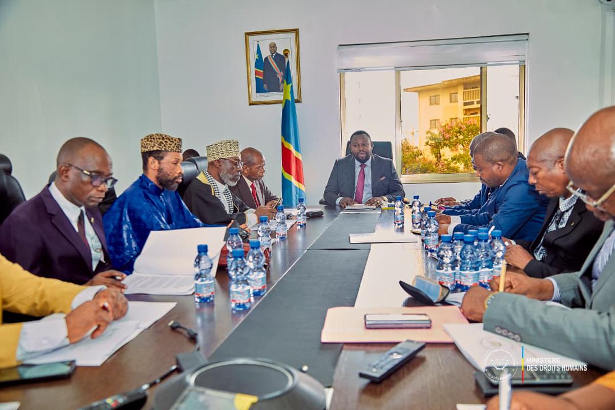 Echange entre le ministre des Droits humains, Samuel Mbemba et des représentants de la plate-forme, confession religieuse, vendredi 28 novembre 2025, à Kinshasa.<br />Photo/Cellcom ministère des DH.