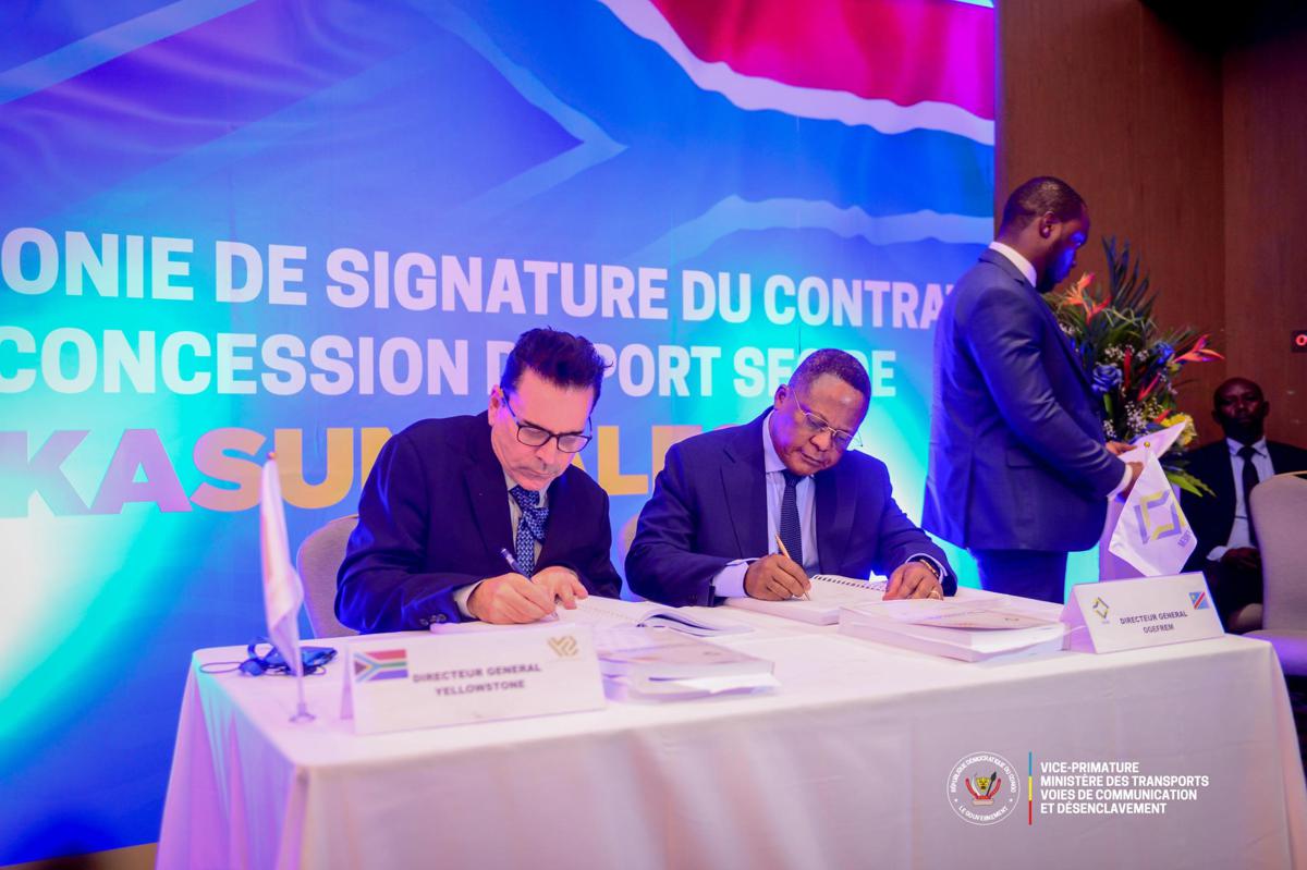 Le directeur de l’Office de gestion du fret multimodal (OGEFREM) et celui de l’entreprise privée sud-africaine Yellowstone Consortium ont signé, lundi 1er décembre, un contrat de concession portant sur la construction du port sec de Kasumbalesa, au Haut-Katanga.<br />Photo/Cellcom vice-Primature des TVCD.