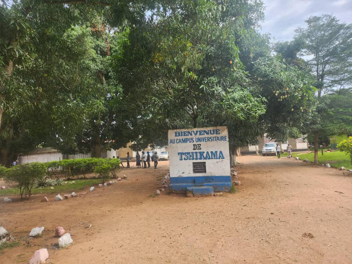Entrée de l’Université de Mbuji-Mayi, campus de Tshikama. Décembre 2025.<br />Photo Radio Okapi/Esther Ndalafina