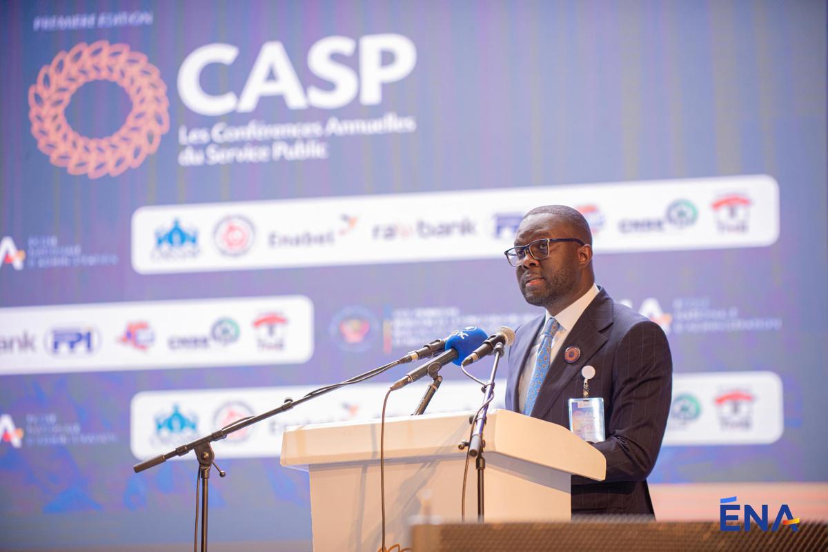 Le Directeur général de l'Ecole nationale de l'administration, Tombola Muke, lors de l'ouverture des travaux des Conférence annuelles du service public, mardi 16 décembre 2025, à Kinshasa.<br />Photo/Cellcom ENA.