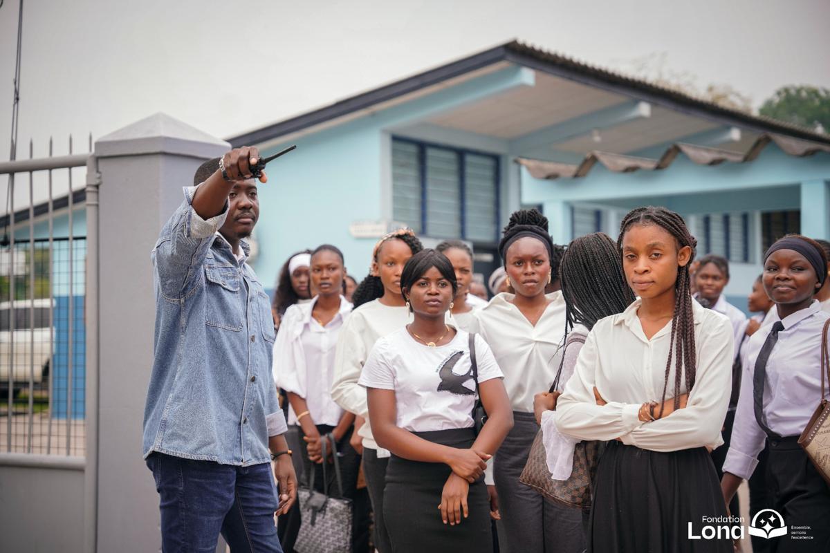Le coordonateur de la Fondation LONA à l'Institut supérieur des arts et métiers (ISAM) avec les candidates à la bourse de la Première Dame de la RDC.<br />Photo/Cellcom Fondation LONA.