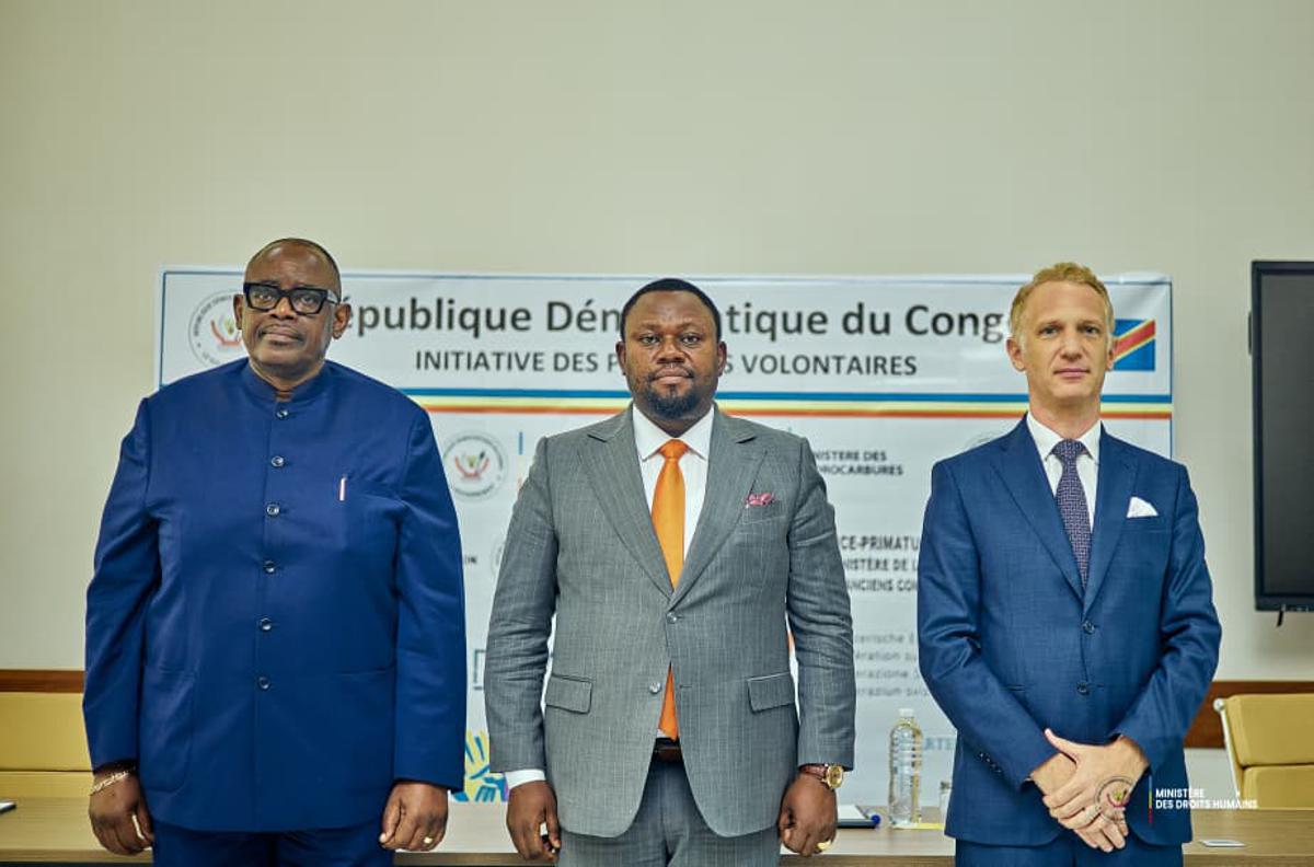 De gauche à droite, le ministre des Mines, Louis Watum, celui des Droits humains, Samuel Mbemba et l'ambassadeur de Suisse en RDC, Leo Trembley, à la cloture de l'atelier sur l'élaboration des stratégies opérationnelles du Plan national des Principes volontaires.<br />Photo/Cellcom ministère des DH.