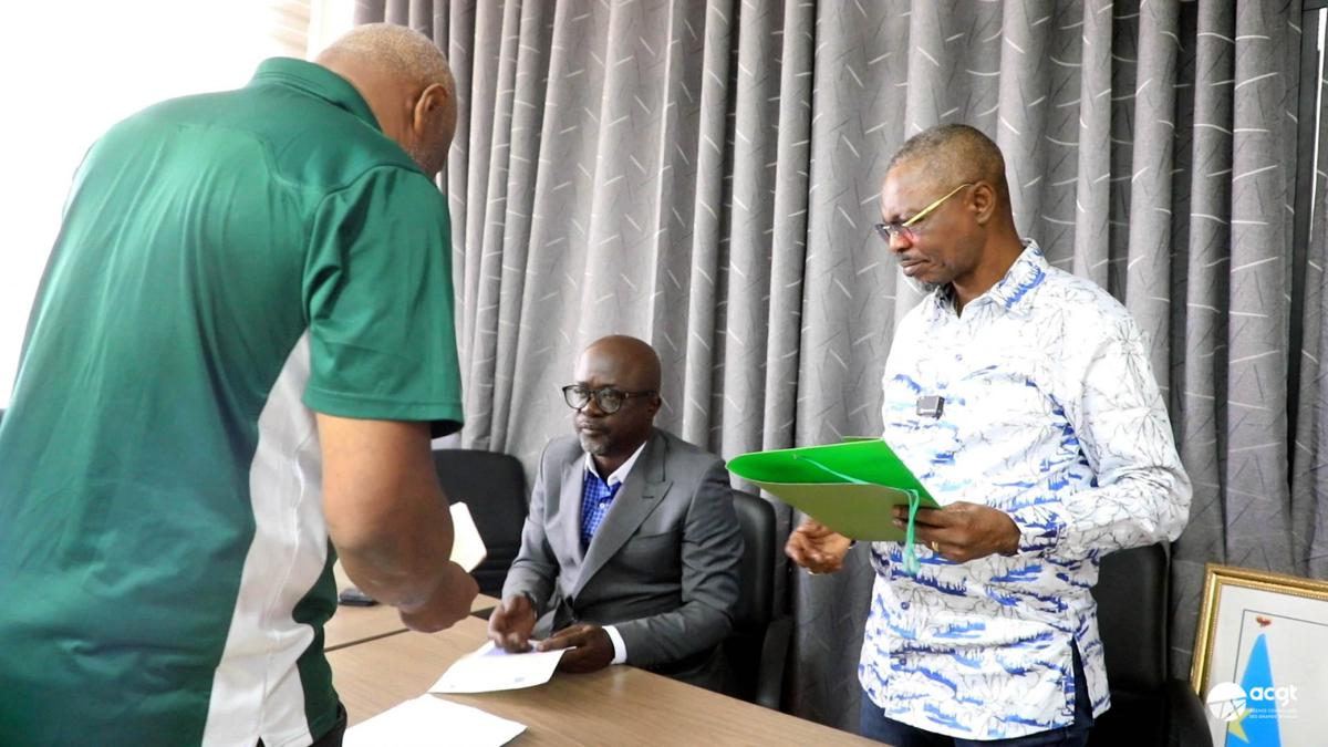 Un requérant en train de remettre le titre de propriété à la commission interministérielle d'indemnisation du gouvernement en échange de l’ordre de paiement, mercredi 17 décembre 2025, à Kinshasa.<br />Photo/Cellcom ACGT.