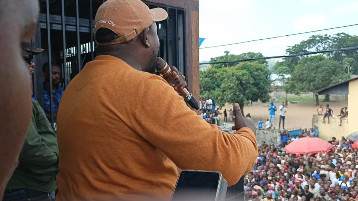 Le ministre des Droits humains, Samuel Mbemba, mercredi 31 décembre 2025, lors d'un meeting au Camp Luka, commune de Ngaliema, à Kinshasa.<br />Photo/Cellcom ministère des DH.