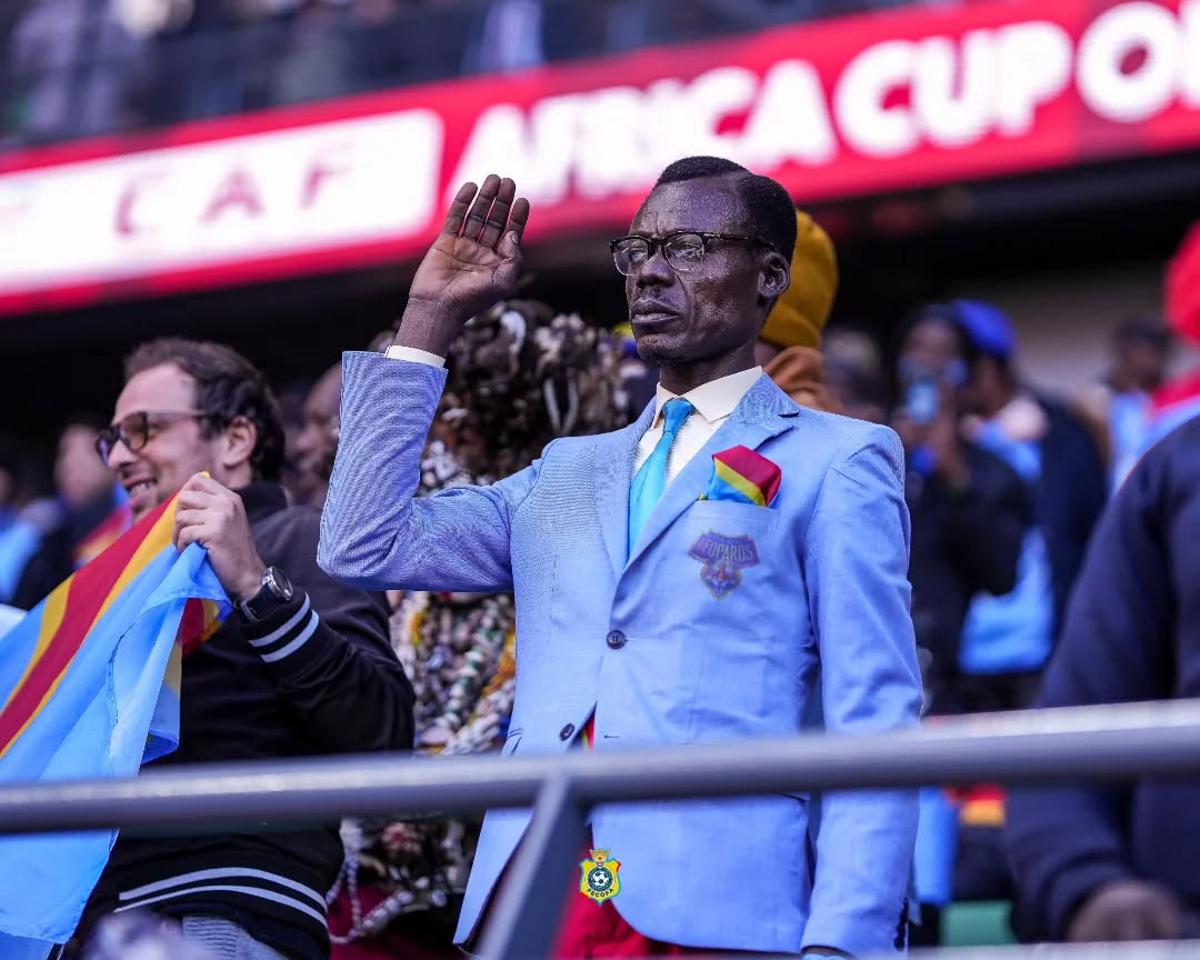 Vue du supporter congolais Michel Nkuka, alias Lumumba VEA, lors l’issue du match des huitièmes de finale de la Coupe d’Afrique des Nations (CAN 2025), remporté mardi 6 janvier 2026 par les Fennecs d’Algérie (1-0) face aux Léopards.<br />Photo FECOFA 20260108094026112940_Lumumba.jpg?imgmax=1200