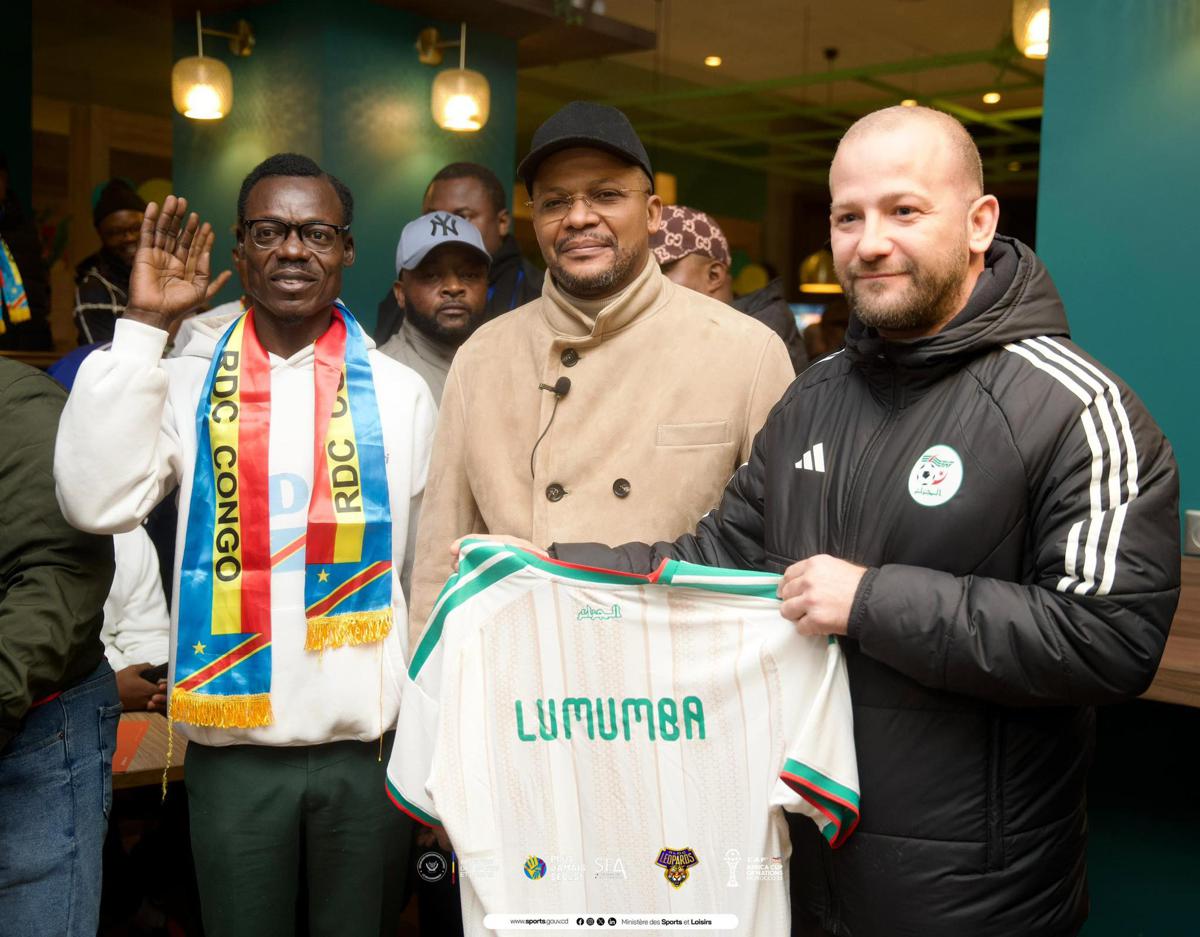 La Fédération algérienne de football a présenté, mercredi 7 janvier 2026, ses excuses à la République démocratique du Congo (RDC) à la suite du geste de chambrage du joueur algérien Mohamed Amoura à l’endroit du supporter congolais Michel Kuka, alias Lumumba VEA. <br />Photo Olga Masangu