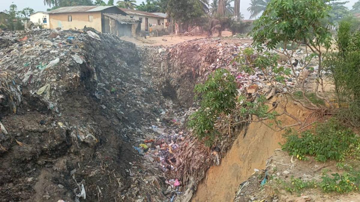 La tête d'érosion communément appelée Libulu ya Kisimbi menacent des familles à la cité de Moanda, au Kongo-Central.<br />Radio Okapi/Ph. Nana-Pluriche Mambu.