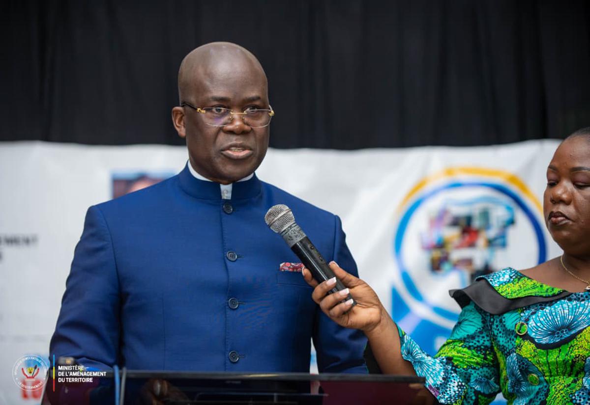 Le ministre de l’Aménagement du territoire, Jean-Lucien Bussa, lundi 12 janvier à Kinshasa lors du lancement de la campagne nationale de vulgarisation de la loi n°25/045 du 1er juillet 2025.<br />Photo/Cellcom ministère de l'AT.