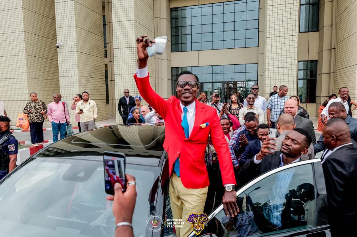 Le supporter immobile Lumumba VEA reçoit un véhicule pour son engagement à la CAN, 21 janvier 2026<br />Ministère des Sports