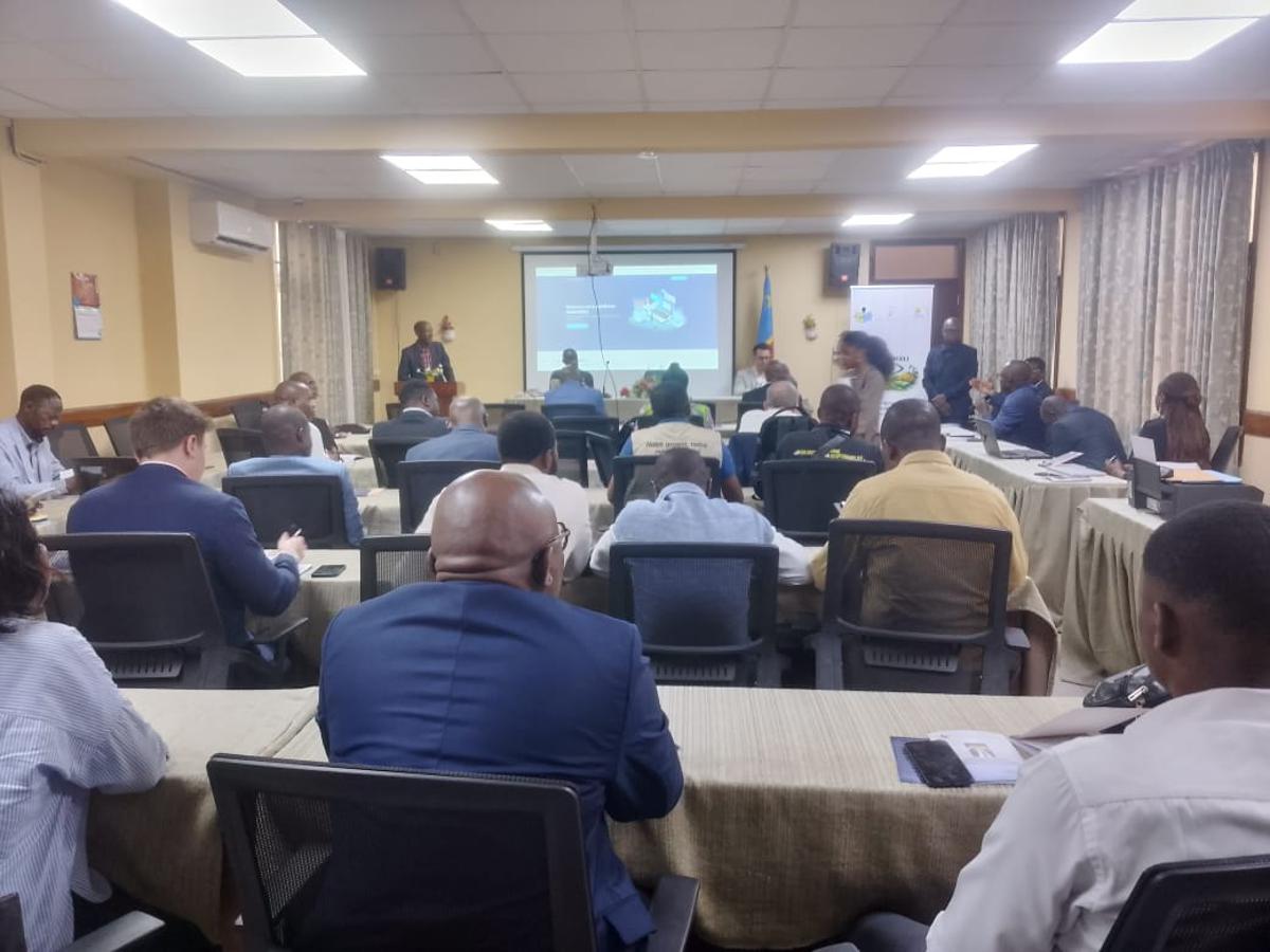 Vue de l'assistancen, jeudi 22 janvier 2026 à Kinshasa, lors de l'atelier de dissémination de la plateforme numérique de contrôle citoyen sur l’utilisation des revenus du secteur extractif en RDC. <br />Radio Okapi/Ph. Blaise Ndongala M.