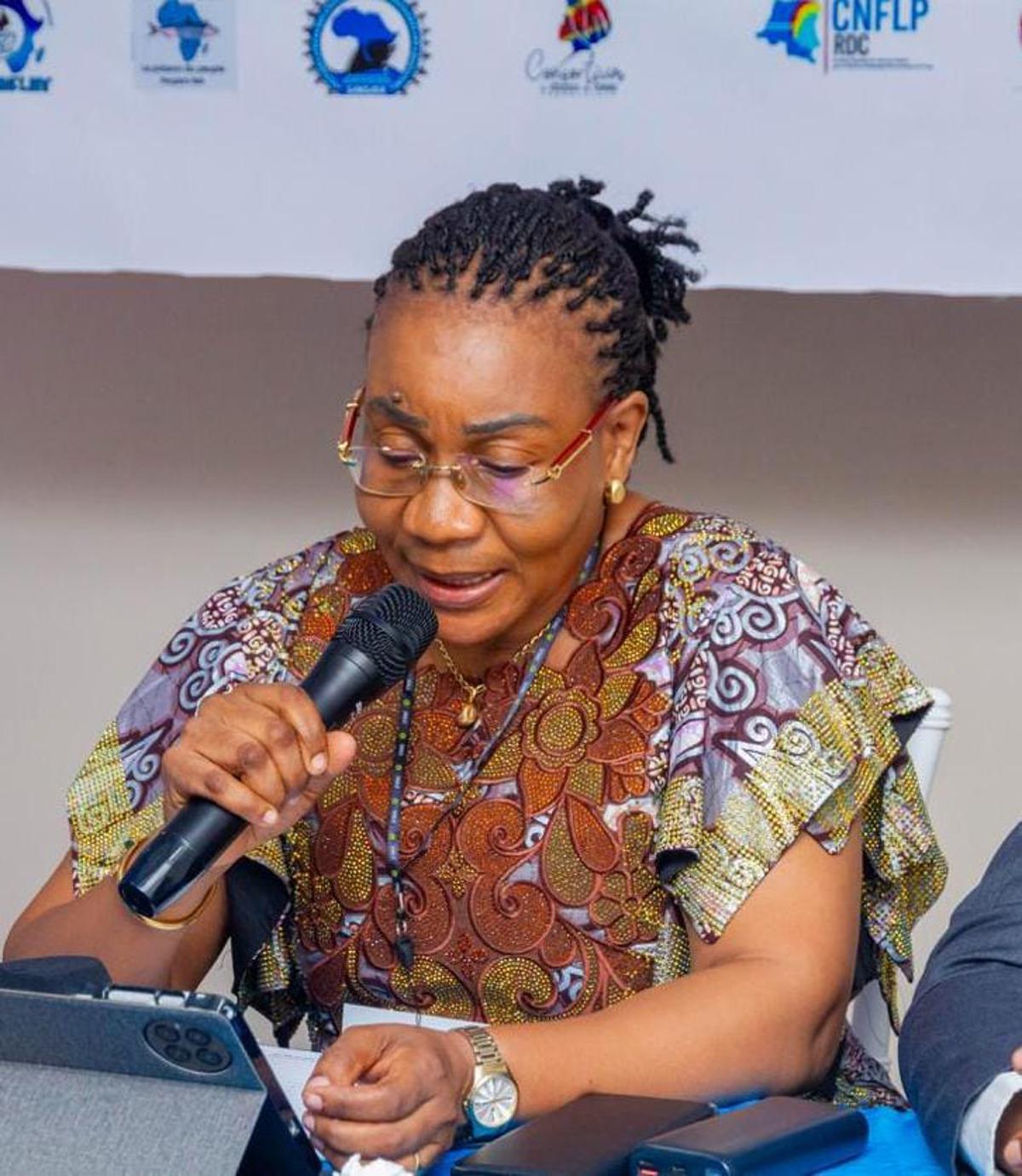La coordonnatrice du REDIC, Patricia Maïsha Ishingwa, prenant la parole lors de l'atelier d'échanges sur le leadership des femmes pêcheuses de la commune de la N'sele, le jeudi 22 janvier, Kinkole, à Kinshasa.<br />Radio Okapi/Ph. Blaise Ndongala M.