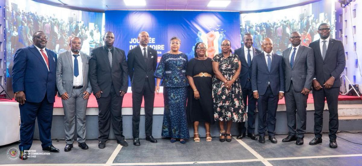 La Première ministre pose avec des panelistes, mardi 27 janvier 2026, lors de la journée de mémoire, commémorée à l'Académie des Beaux-Arts, à Kinshasa.<br />
<br />Photo/Cellcom ministère de la Comm & Médias