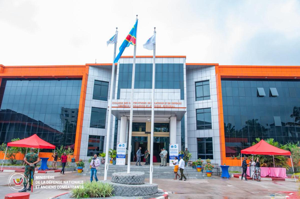 Vue de l'entrée principale du Collège des Hautes Études de Stratégie et de Défense (CHESD) qui accueille du 29 au 30 janvier 2026, la IXe séminaire régional marquant le début des enseignements de la neuvième session spéciale.<br />Photo/Cellcom vice-Primature de la Défense 20260129204219110119_CHED.jpg?imgmax=1200