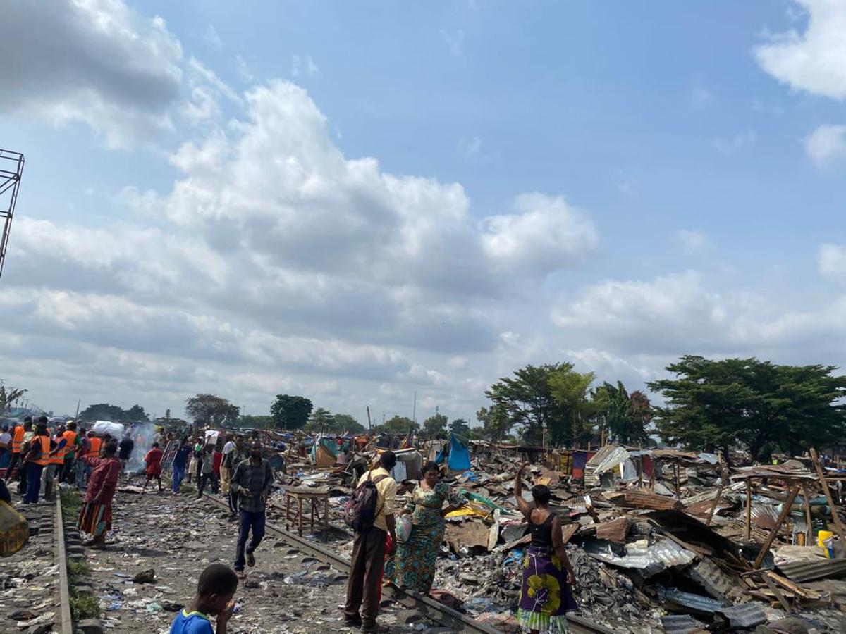 (Photo d'illustration)<br /> Des habitants délogés de Pakajuma récupèrent des débris pour se reconstruire des abris de fortune au bord de la route. Février 2026.<br />Radio Okapi/Nancia Tambo 20260214003815540845_WhatsApp_Image_2026-02-13_at_12.12.59.jpeg?imgmax=1200