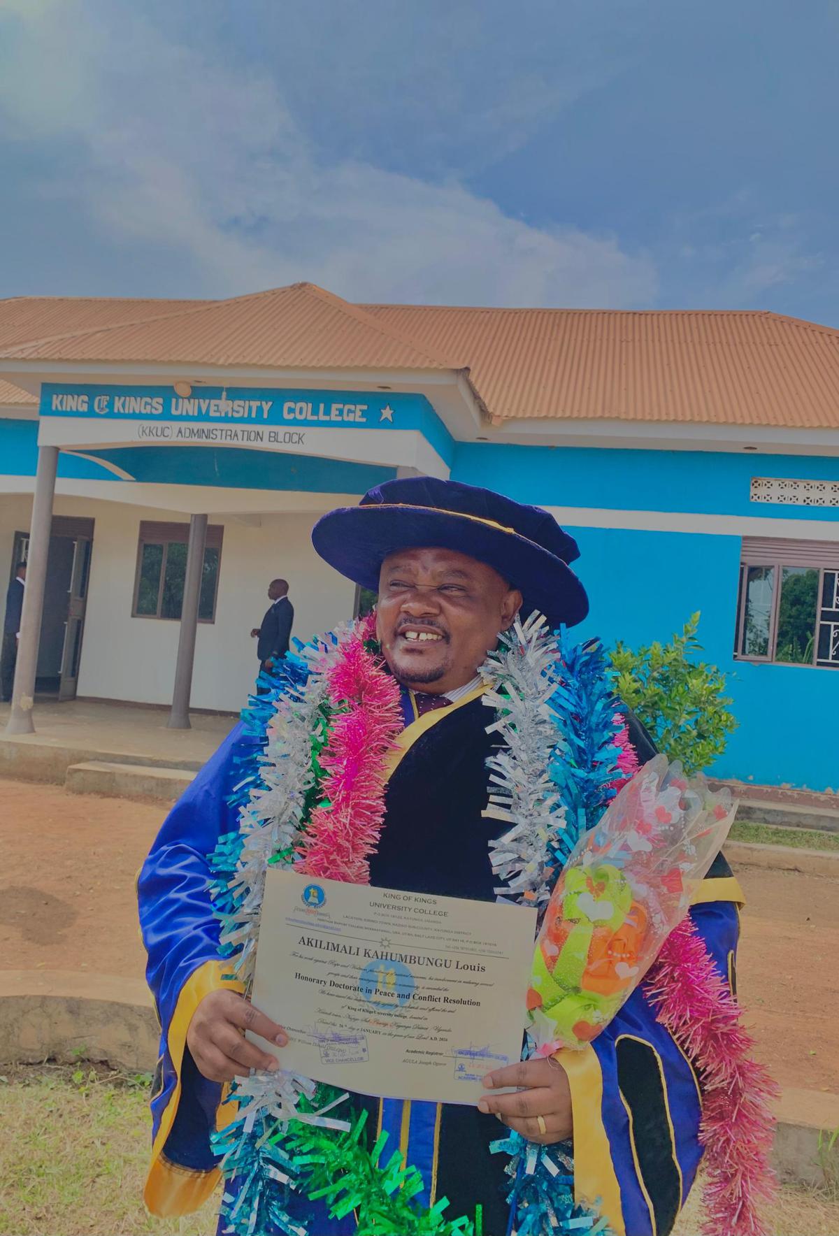 Professeur Louis Akilimani, vendredi 13 février, lors de la cérémonie d'obtention de son titre de honorifique en paix et gestion des conflits, en Ouganda.<br />Photo/Droits Tiers.