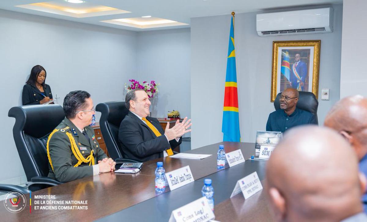 Echange lundi 16 février 2026 entre la délégation de l'ambassade de la Turquie et le vice-Premier ministre de la Défense nationale, Guy Kabombo Muadiamvita, à Kinshasa.<br />Photo/Cellcom vice-Primature de la Défense nationale.