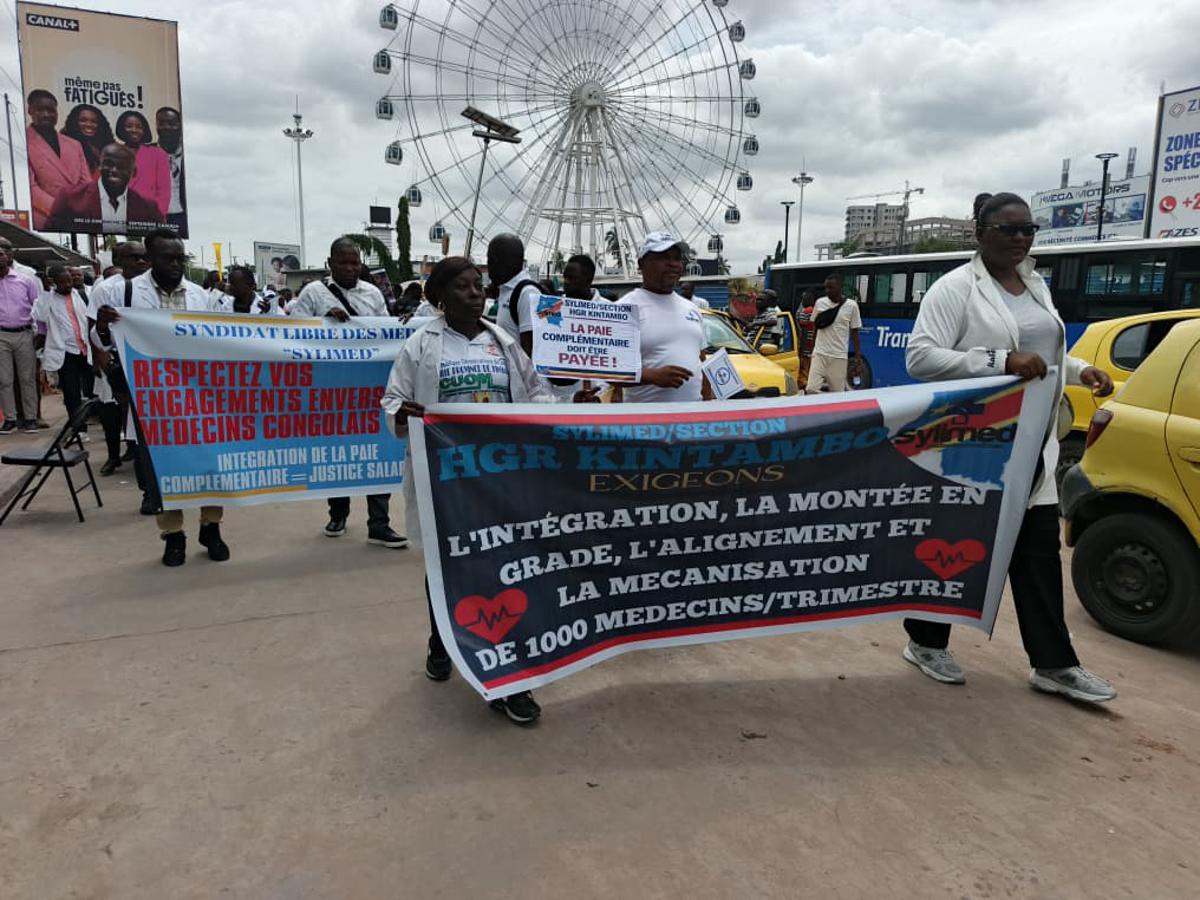 Des médecins membres du SYLIMED lors d'une marche pacifique, mardi 17 février 2026, sur le boulevard du 30 juin, à Kinshasa.<br />
<br />Radio Okapi/Ph. Blaise Ndongala M.