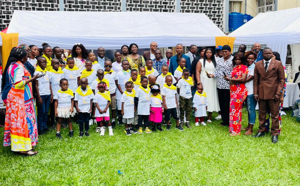 Des enfants soignés du cancer posent, jeudi 19 février 2026, avec des professionnels des soins, aux Cliniques universitaires de Kinshasa.<br />Photo/Cellcom CNLC.