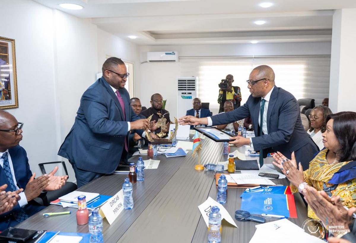 Le ministre des Finances, Doudou Fwamba félicite le directeur général a.i. de la DGTCP, Serge Maabe, jeudi 19 février 2026, à Kinshasa.<br />Photo/Cellcom ministère des Finances.