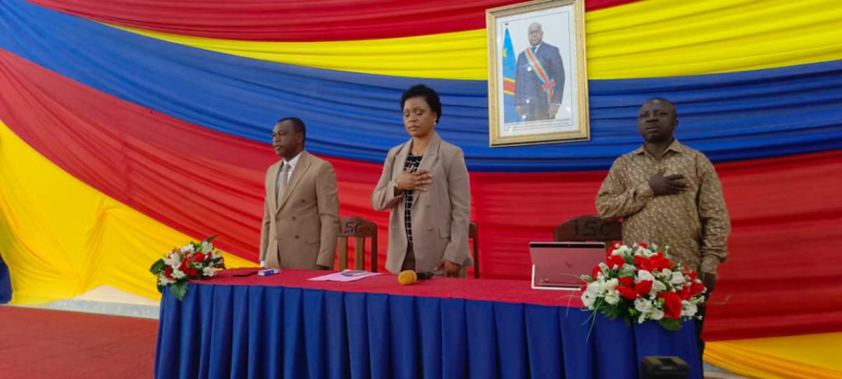 Grâce Panier au milieu en veste, J Claude Esuka, DG de l'ISC et Grison Kakumbi, l'un des orateurs à la Conférence sur la journée internationale de la langue maternelle, à Kisangani.<br />Radio Okapi/Ph. Jacques Mukonkole.