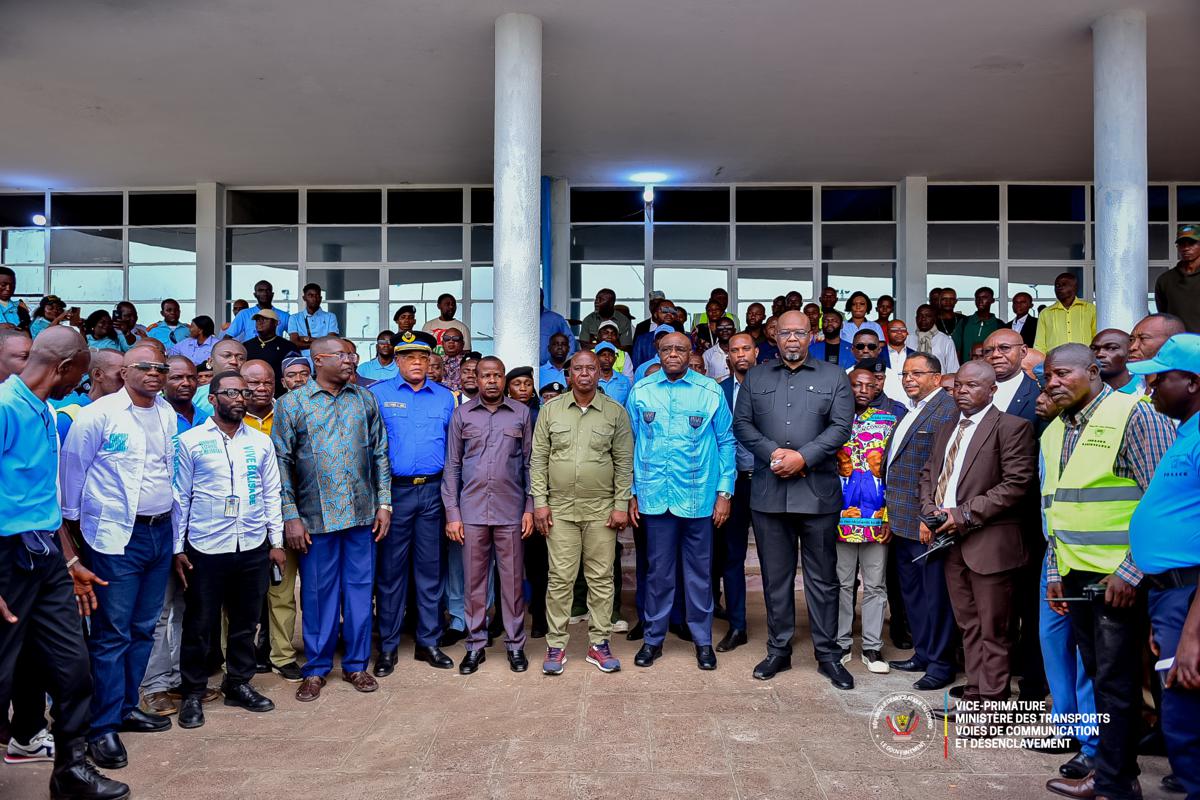 Le vice-Premier ministre, ministre des Transports et Voies de communication, Jean-Pierre Bemba a inauguré samedi 21 février le nouveau système de balisage lumineux de l’aéroport de Mbandaka.<br />Photo/Cellcom vice-Primature des TVCD.