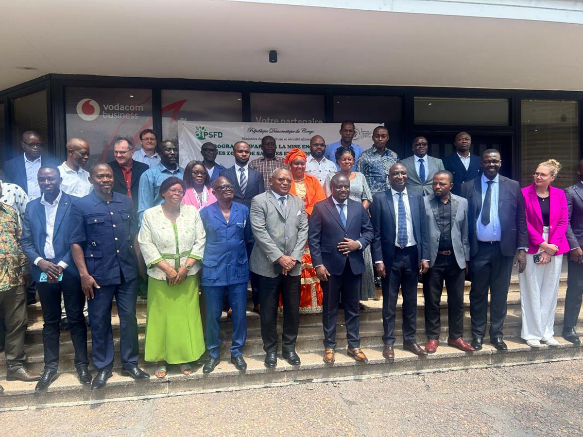 Le ministre d'Etat en charge de l'Agriculture, Mohindo Nzangi pose avec les paricipants au VIe Comité de pilotage du projet PSFD, à Kinshasa.<br />Radio Okapi/Ph. Blaise Shindani K.