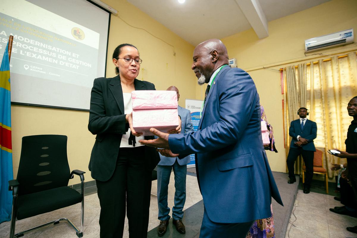 La ministre d'Etat à l'Education nationale, Raïssa Malu a remis symboliquent, mercredi 25 février 2026, des lots de bulletins aux Inspecteurs provincaux principaux.<br />Photo/Cellcom ministère de l'Education nationale.