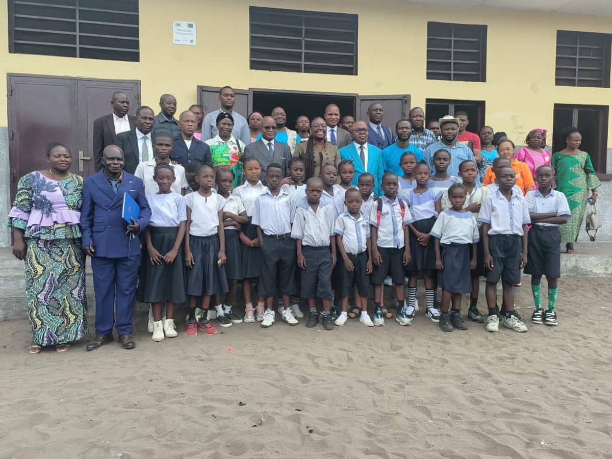 une délégation du ministère de l’Éducation nationale, accompagnée de l’UNICEF, a évalué les progrès de l'approche TARL dans des écoles de la province éducationnelle Kin-Plateau.<br />Photo/Droits Tiers