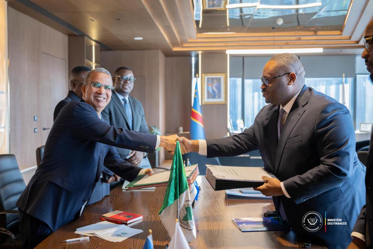 Le Gouvernement de la RDC à travers le ministère des Finances, Doudou Fwamba a signé avec la Banque africaine de développement (BAD) un accord de financement de 155 millions USD en appui au Projet de renforcement de la connectivité au Parc Agro-industriel de Ngandajika.<br />Photo/Cellcom ministère des Finances.
