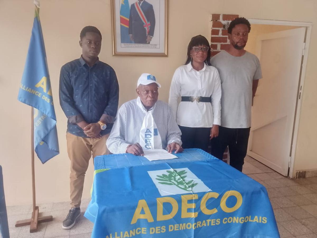 Le président de l'ADECO, Alain Mbaya pose avec d'autres membres, mardi 3 mars 2026, lors d'une décalaration politique au siège du parti, à Kinshasa.<br />Radio Okapi/Ph. Grace Amzati.