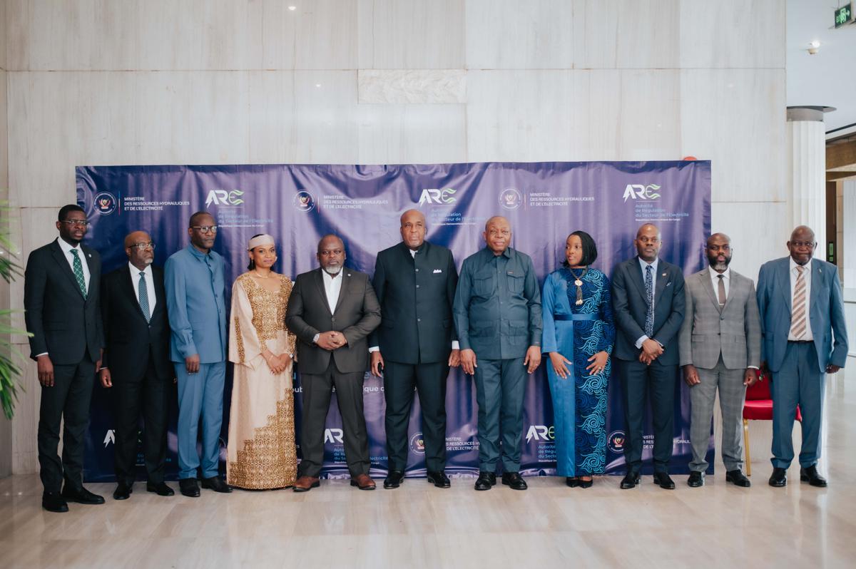 Le ministre des Ressources hydrauliques, Molendo Sakombi, pose avec le comité entrant et sortant de l'Autorité de régulation du secteur de l'électricité (ARE), mardi 3 mars 2026, lors de la cérémonie de la remise et reprise.<br />Photo/Cellcom ARE.