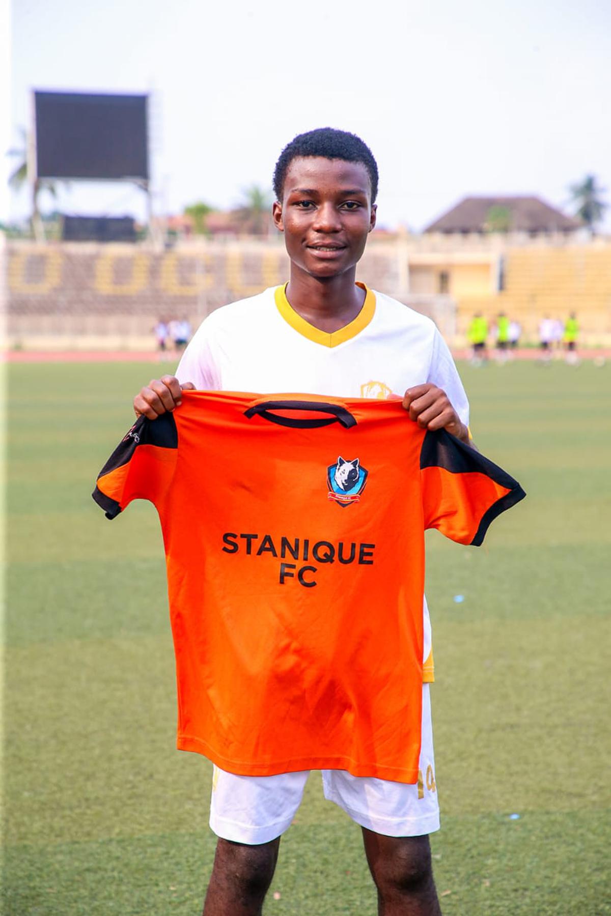 Le joueur Ruphin Lusungu transféré au centre Stanique Football Club, au Nigeria.<br />Photo/Cellcom Ecole de Football Nyiragongo.