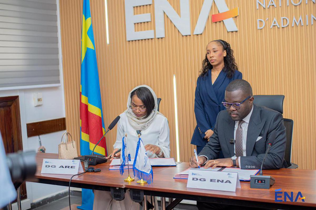 Signature du protocole d'accord, ce vendredi 20 mars 2026, entre le Directeur général de l'ENA, Tombola Muke et la Directrice générale de l'Autorité de régulation du secteur de l’électricité (ARE), Aziz Soraya, à Kinshasa.<br />Photo/Cellcom ENA.