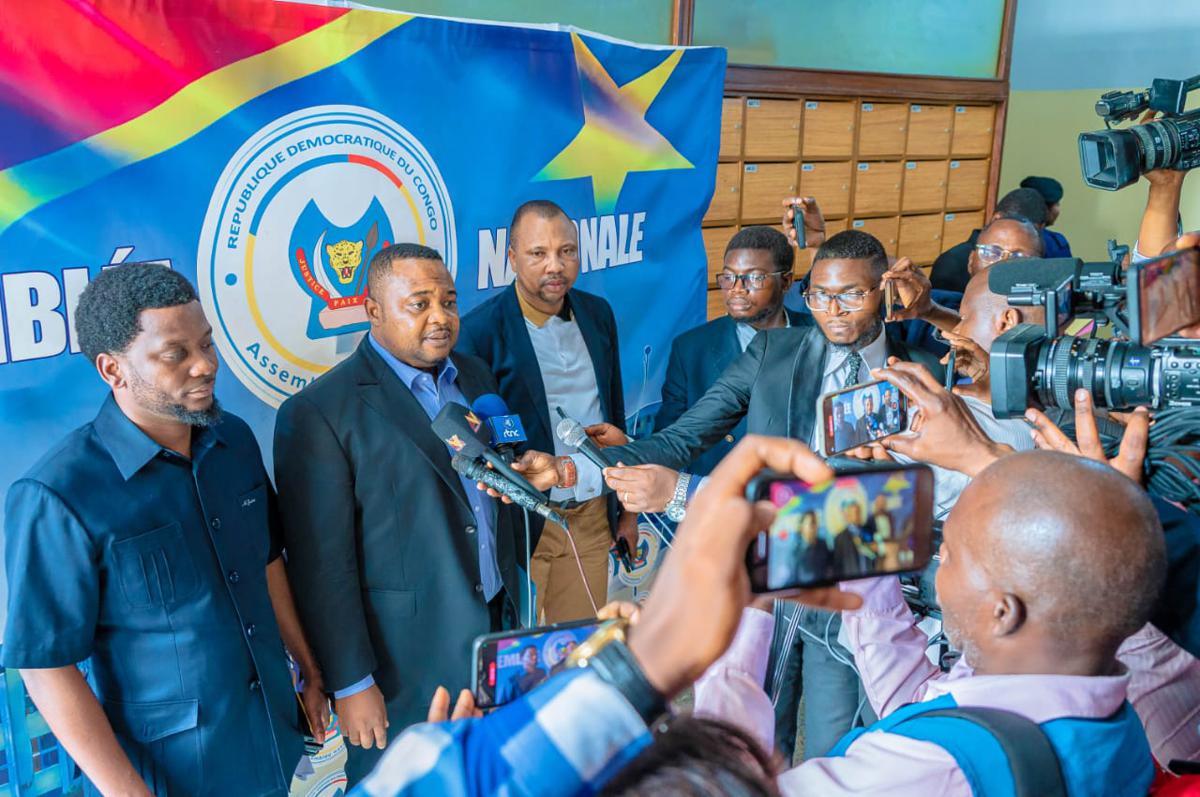 Le Député national Fontaine Mangala vendredi 20 mars 2026 au Palais du Peuple après le dépôt de question orale adressée au vice-Premier ministre, ministre des Transports et Voies de communication sur la problématique des naufrages en RDC.<br />Radio Okapi/Ph. Grace Amzati.