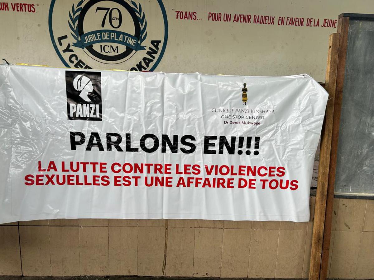 L'autocollant de la Fondation Panzi lors de la sensibilisation des èlves du Lycée Toyokana, mercredi 25 mars 2026, sur la lutte contre les violences sexuelles et celles basées sur le genre (VBG), à Kinshasa.<br />Radio Okapi/Ph. Blaise Shindani K.