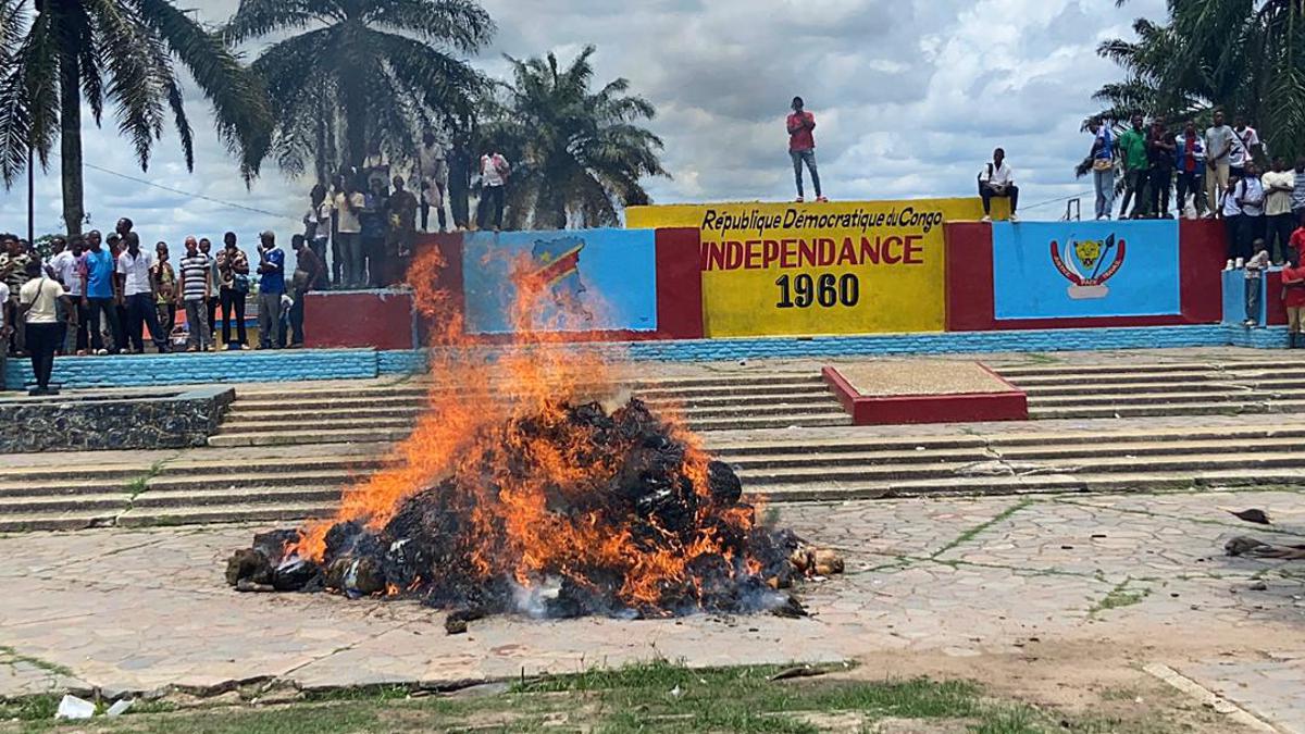 La police incinère un lot de chanvre à la place de l'Indépendance à Kananga, le 24 mars 2026.<br />Radio Okapi/Andre Katende